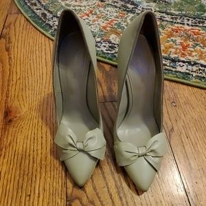 Bottega Veneta green bow heel